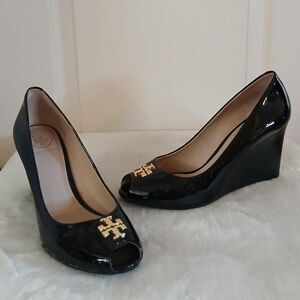 Tory Burch black patent leather peep toe wedge heels with gold logo size 7.5